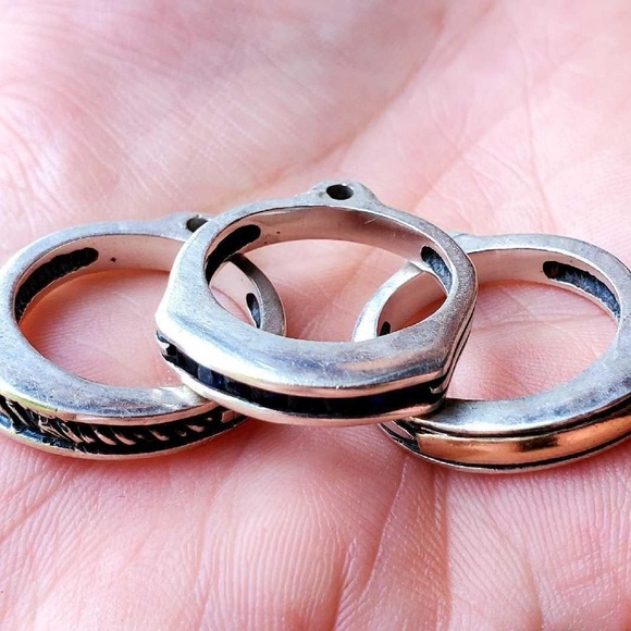 Cool 3 ring in 1, each ring different size, material unknown does not discolor - Picture 3 of 5